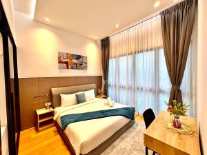 吉隆坡The Luxe Colony KLCC BY Infinitum的酒店客房设有床和窗户。