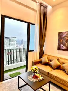 吉隆坡The Luxe Colony KLCC BY Infinitum的带沙发和大窗户的客厅