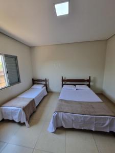 皮乌米Casa de temporada的配有两张床的客房内。