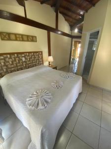 伊利亚贝拉邦斯文托斯旅馆的一间卧室配有一张带白色床单的大床