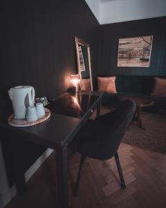 菲利普斯塔德赫迪格卡尔酒店的桌子,椅子和咖啡杯盘