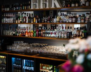 菲利普斯塔德赫迪格卡尔酒店的装满瓶子和眼镜的酒吧