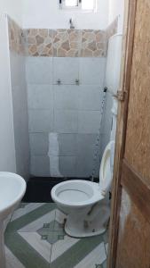 米纳斯Apartamento jorge lopez的一间带卫生间和水槽的浴室