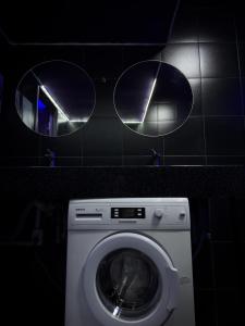 阿拉木图Crypto Hostel的带两面镜子的浴室内的洗衣机