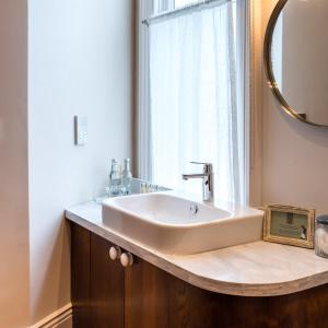 伯明翰高地联排别墅酒店的一间带水槽和镜子的浴室