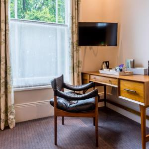 伯明翰高地联排别墅酒店的酒店客房配有椅子和书桌