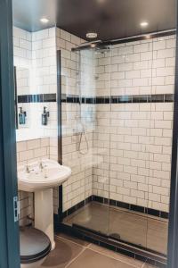 托伯莫里Roslyn House的一间带水槽和淋浴的浴室