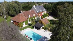 FeingsDomaine de la Blonnerie的享有带游泳池的房屋的空中景致