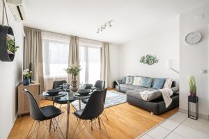 布达佩斯Paulay Private Apartment的客厅配有沙发和桌椅