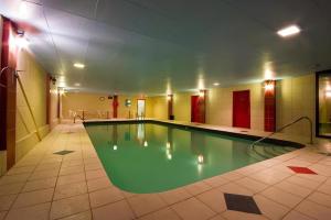 魁北克市旅游酒店的游泳池,位于一间有病地板的房间