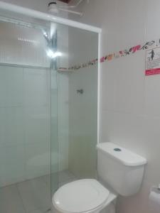 萨尔瓦多红河旅馆的白色的浴室设有卫生间和玻璃淋浴间。