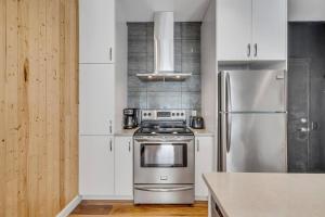 魁北克市Initial / Ilot / Downtown Québec的厨房配有不锈钢炉灶和冰箱。