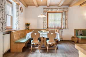 瓦尔道拉Kranebitterhof Apt Edelweiss的一间带桌椅的用餐室