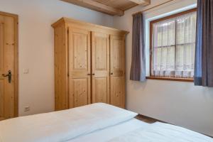 瓦尔道拉Kranebitterhof Apt Edelweiss的一间卧室配有床、橱柜和窗户