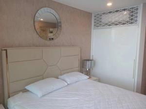 乔木提恩海滩Copacabana 绝美海景房 59楼无边泳池05的卧室配有白色的床和镜子