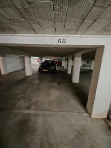 安特卫普The Banker Antwerpen - Free Parking的车库内有停车位