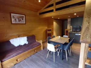 大博尔南Appartement Le Grand-Bornand, 2 pièces, 5 personnes - FR-1-467-26的客厅配有沙发和桌子