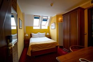 波亚纳布拉索夫德拉库拉之屋酒店的一间小卧室,配有床和2个窗户