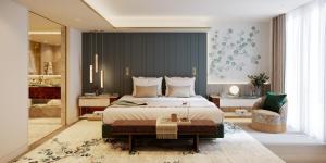 伦敦Mandarin Oriental Mayfair, London的一间带大床的卧室和一间浴室