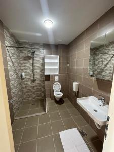 比耶洛波列Naš Dom Hotel的带淋浴、卫生间和盥洗盆的浴室