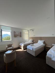 比耶洛波列Naš Dom Hotel的酒店客房设有两张床和窗户。