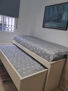 哈恩Centrico, Parking incluido的一张床垫放在一个房间里的床顶