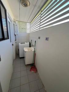 科皮亚波Exclusivo y cómodo departamento的一间带卫生间和水槽的小浴室