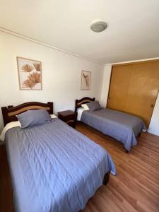 科皮亚波Exclusivo y cómodo departamento的一间酒店客房内设有两张床的房间