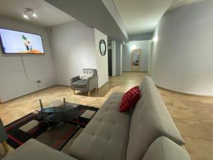 门多萨Oasis 1.6的带沙发和平面电视的客厅