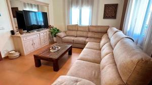 阿尔瓦雷斯Casa Rural Alvaro的客厅配有大沙发和茶几
