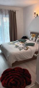 伯伊莱海尔库拉内Pensiunea Vila Geany SRL的一间卧室设有一张大床和一个窗户。