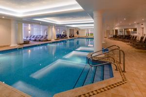 利文赫斯斯托克纳尔昂德酒店、高尔夫球和Spa的酒店大堂的大型游泳池