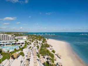 蓬塔卡纳Serenade Punta Cana Beach & Spa Resort的享有海滩空中美景。