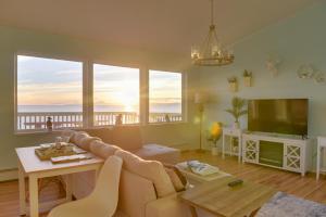 基奈Oceanfront Kenai Villa with Fireplace and Deck的客厅配有沙发和带电视的桌子