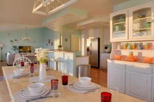 基奈Oceanfront Kenai Villa with Fireplace and Deck的厨房配有带盘子和鲜花的桌子