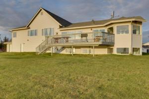 基奈Oceanfront Kenai Villa with Fireplace and Deck的一座带甲板和庭院的大房子