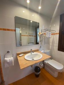 巴塞罗那坎东酒店的一间带水槽、卫生间和镜子的浴室