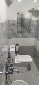 古尔马尔格Sheen Homestay的一间带卫生间和镜子的浴室