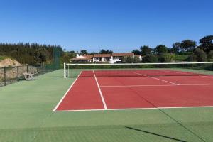 São Bartolomeu da SerraMonte da Pereirinha a country house with pool and tennis court, 20 mins from beaches的网球场,上面有网