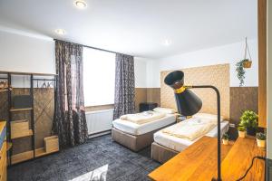 本德Golden Nugget - Wohnungen und Apartments der besondern Art!的酒店客房配有两张床和一张书桌