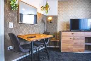 本德Golden Nugget - Wohnungen und Apartments der besondern Art!的配有桌椅和电视的客房