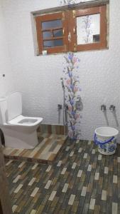 古尔马尔格Sheen Homestay的一间带卫生间和水槽的浴室