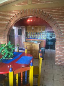 Teotitlán del ValleCasa Gutiérrez的厨房配有桌子和砖墙