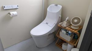 福岛La Union Double room with share bath room - Vacation STAY 31425v的浴室设有白色卫生间和风扇