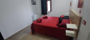 莫拉诺卡拉布罗Pollino House的一间卧室设有红色的床和楼梯。
