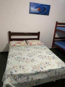 阿拉鲁阿马POUSADA YHWH (Pedro & Neth)的一间卧室配有一张带花卉床罩的床
