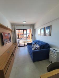 路易斯科雷亚Vila Atlântida 207B的客厅里设有蓝色沙发