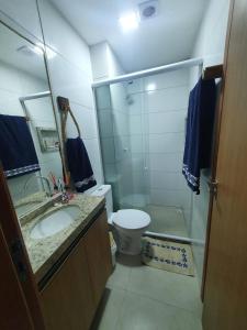 路易斯科雷亚Vila Atlântida 207B的带淋浴、卫生间和盥洗盆的浴室