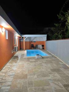 勒罗贝尔Villa Norah modulable T3 avec piscine的夜间房子后院的游泳池