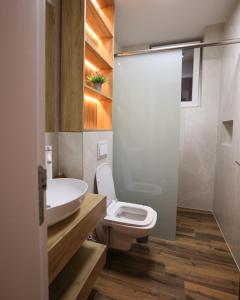 普里兹伦Moments Villas Premium, Prevalle的浴室配有白色卫生间和盥洗盆。